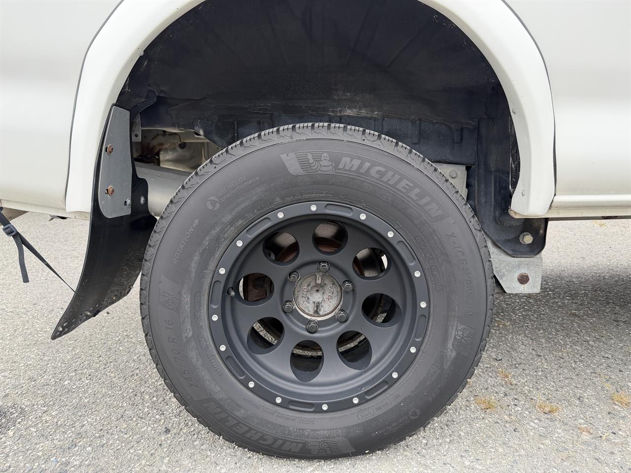 2004 Mitsubishi Delica JDM car for sale — photo 14 of 17